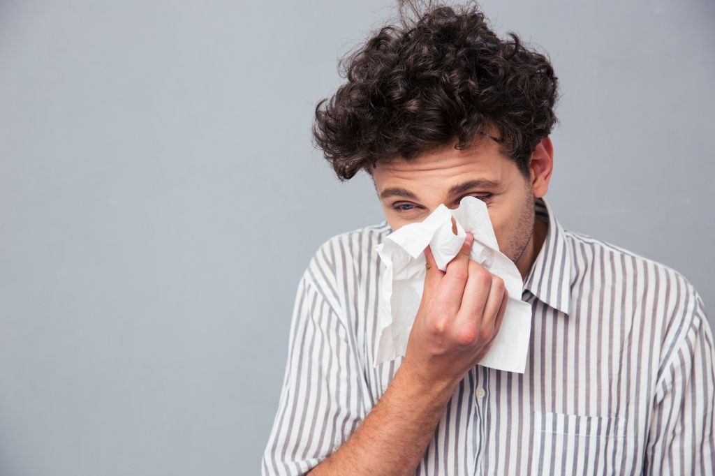 Козявки – это коктейль из засохших соплей, пыли, бактерий, пыльцы и других мелких частиц, которые попадают к нам в нос и высыхают, превращаясь в высушенные корочки