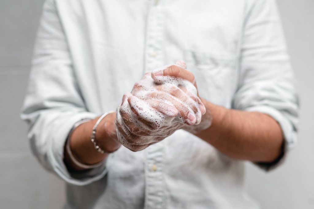 Мыть руки - лучшая профилактика от глистов.